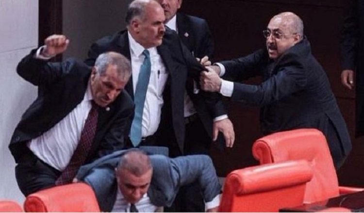 Ξύλο στο τουρκικό κοινοβούλιο, δύο βουλευτές χτυπήθηκαν με σφυρί!
