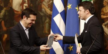 Греческому премьер-министру в Италии подарили галстук