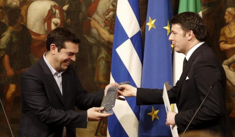 Греческому премьер-министру в Италии подарили галстук