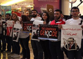 Αρμένιοι φοιτητές «στρίμωξαν» Τούρκο πρέσβη στη Βηρυτό