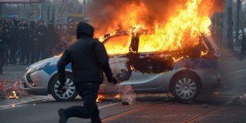 Φρανκφούρτη: Φωτιές και επεισόδια σε διαδήλωση κατά της λιτότητας (φωτο-βίντεο)