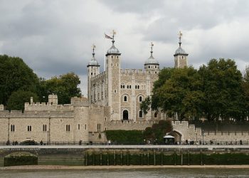 Game of Thrones: Στον Πύργο του Λονδίνου για την πρεμιέρα του 5ου κύκλου (βίντεο)