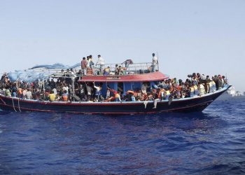Σήμα κινδύνου από πλοίο με 300 μετανάστες στη Μεσόγειο