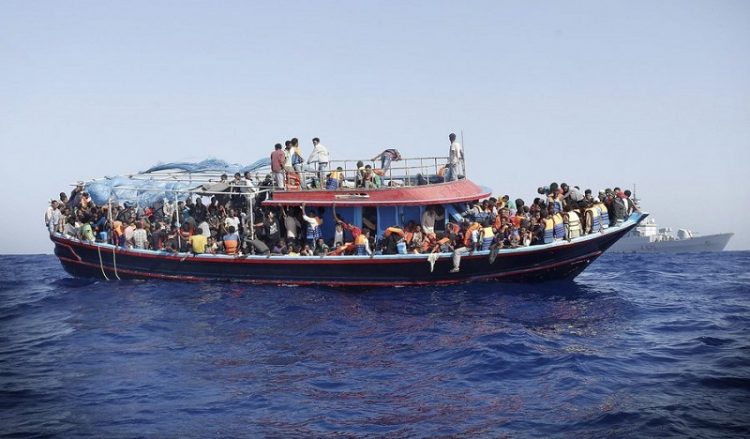 Σήμα κινδύνου από πλοίο με 300 μετανάστες στη Μεσόγειο
