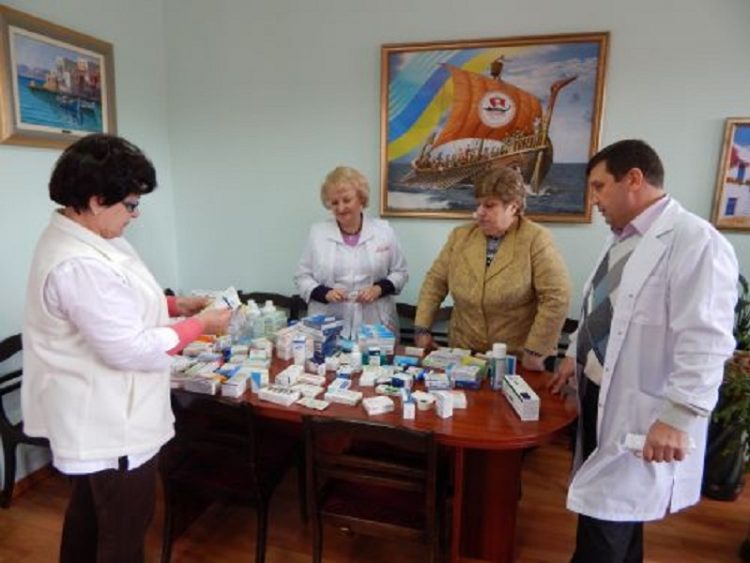 909 килограммов медикаментов для греков Украины