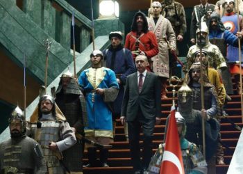 Νέος εθνικός ύμνος στην Τουρκία, για να... χωρέσει τον Ερντογάν (βίντεο)