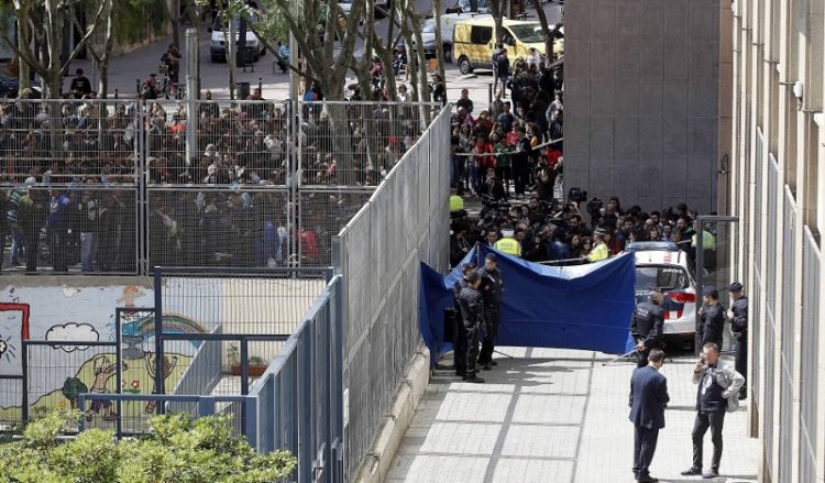 Τραγωδία στη Βαρκελώνη με θάνατο καθηγητή από βαλλίστρα μαθητή