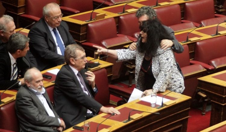 Χαμός ξανά στη Βουλή: Βαγενά εναντίον Λοβέρδου!