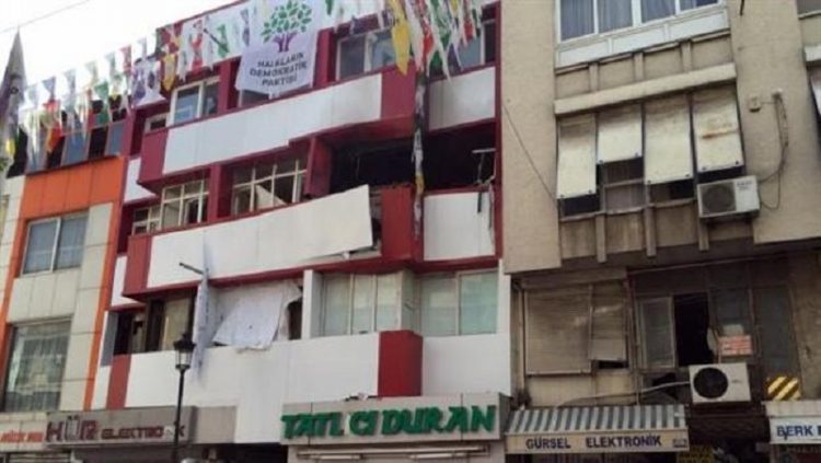 Βομβιστικές επιθέσεις με θύματα σε γραφεία του κουρδικού κόμματος HDP στην Τουρκία