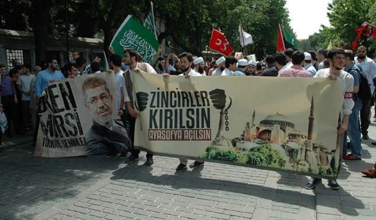Τούρκοι διαδήλωσαν ζητώντας (ξανά) να γίνει τζαμί η Αγια-Σοφιά!