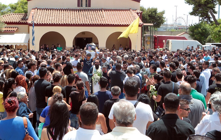 Βουβή οργή στην κηδεία του 45χρονου Ρομά στην Αγία Βαρβάρα