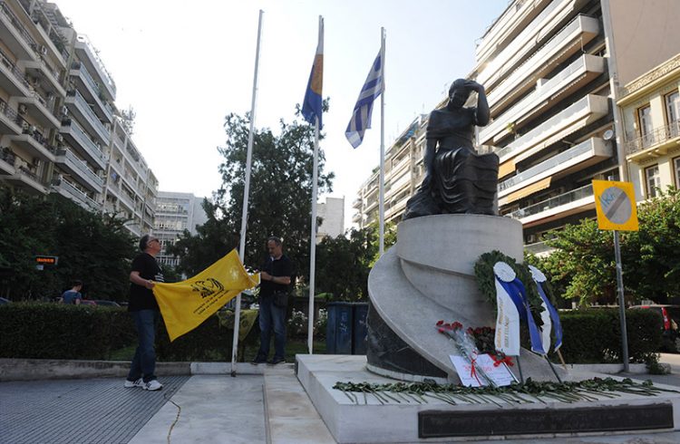 Ο ήχος της ποντιακής λύρας υποδέχεται τον κόσμο στην πλατεία Αγίας Σοφίας της Θεσσαλονίκης