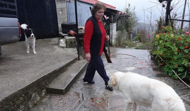 Η γυναίκα που ζει ολομόναχη σε χωριό στα σύνορα με την Αλβανία (φωτο)