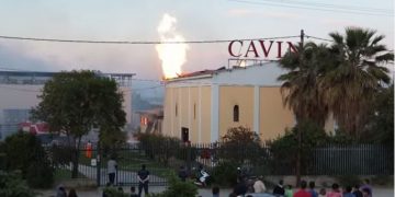 Φωτιά σε εργοστάσιο έχει κάνει τη νύχτα-μέρα στο Αίγιο (βίντεο-φωτο)