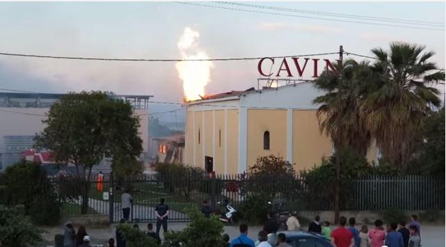 Φωτιά σε εργοστάσιο έχει κάνει τη νύχτα-μέρα στο Αίγιο (βίντεο-φωτο)