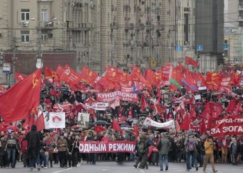 Ρωσία: 100.000 διαδηλωτές στην Κόκκινη Πλατεία για την Πρωτομαγιά! (φωτο)