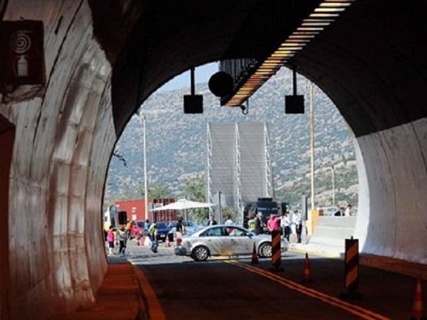 Έκλεισε η μία σήραγγα Ραψομάτη στον αυτοκινητόδρομο Τρίπολης-Καλαμάτας