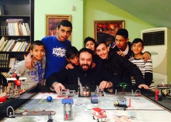 Ο Άρης Ασλίδης το 'πε και το 'κανε – Παιδιά Ρομά απέκτησαν νέους υπολογιστές (βίντεο)