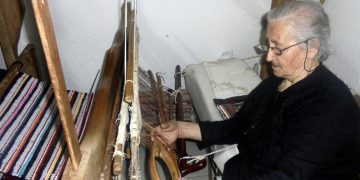 Η 85χρονη κυρα-Βαγγελιώ της Όσσας δίνει ζωή με έναν αργαλειό