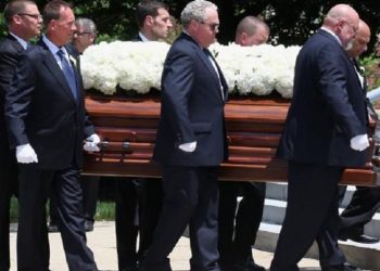 Θρήνος στην κηδεία της οικογένειας Σαββόπουλου που δολοφονήθηκε άγρια