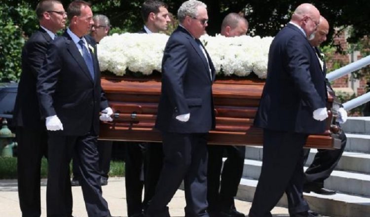 Θρήνος στην κηδεία της οικογένειας Σαββόπουλου που δολοφονήθηκε άγρια