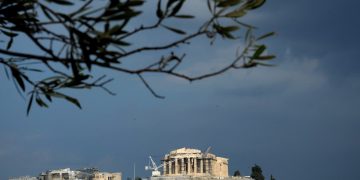 Έκκληση διεθνών προσωπικοτήτων: Στηρίξτε την Ελλάδα που αντιστέκεται, κάντε τις διακοπές σας εκεί