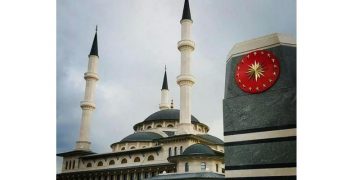Ο Ερντογάν εγκαινίασε γιγαντιαίο τέμενος μέσα στο παλάτι του!