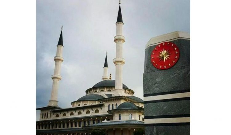 Ο Ερντογάν εγκαινίασε γιγαντιαίο τέμενος μέσα στο παλάτι του!