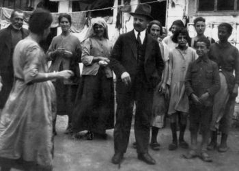 Ο Λεωνίδας Ιασονίδης σε προσφυγικό συνοικισμό, το 1923. Συλλογή Άννας Θεοφυλάκτου (πηγή: Ιστορικό Αρχείο Προσφυγικού Ελληνισμού Δήμου Καλαμαριάς)