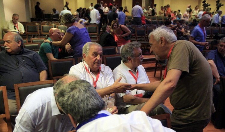 Греция: партию СИРИЗА покинули еще 53 депутата
