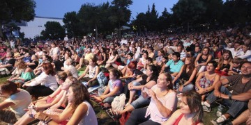 Με 3.500 φίλους γιόρτασε από μακριά τα γενέθλιά του ο Μίκης Θεοδωράκης