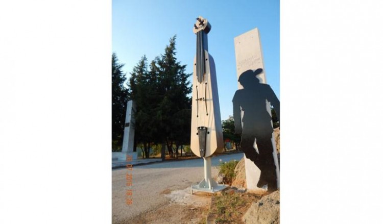 Памятник понтийской лире установлен в селении Пефка на Севере Греции