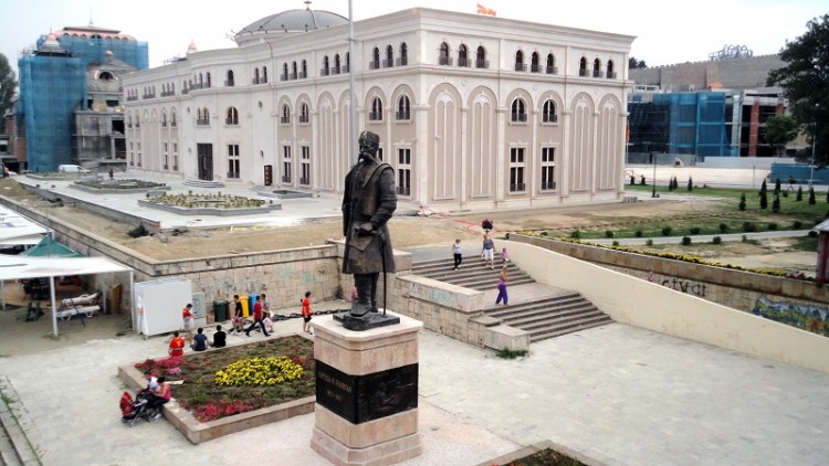 Χρήμα με ουρά ξοδεύει η πΓΔΜ για να κάνει τα Σκόπια «αρχαία» πόλη (φωτο)