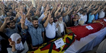 Διαδηλώσεις και απαγορεύσεις στον απόηχο της επίθεσης στη Σουρούτς