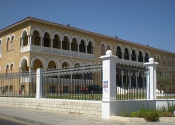 Η Εκκλησία της Κύπρου πουλά τα «ασημικά» της και επενδύει