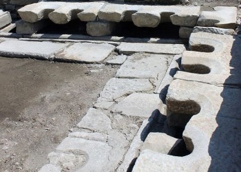 Στην αρχαία Στρατονίκεια της Καρίας βρέθηκαν μαρμάρινες δημόσιες τουαλέτες! (φωτο)