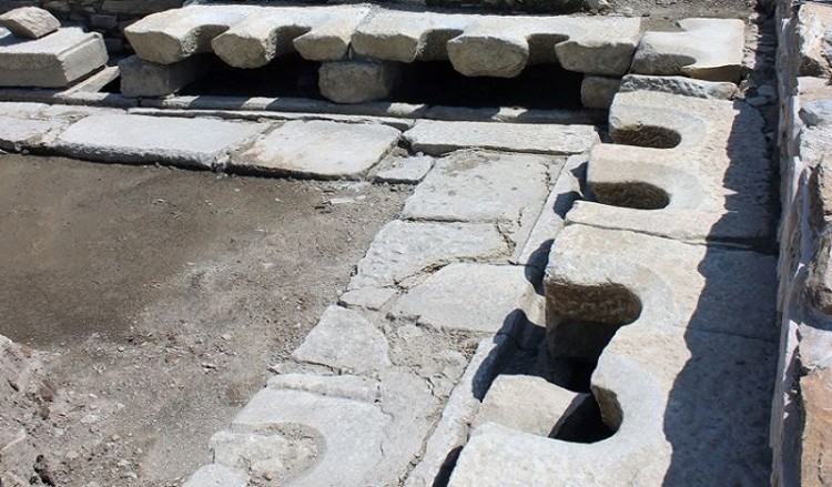 Στην αρχαία Στρατονίκεια της Καρίας βρέθηκαν μαρμάρινες δημόσιες τουαλέτες! (φωτο)