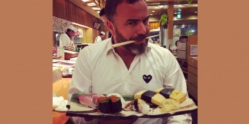 Ο Βασίλης Καλλίδης «τσακίζει» σούσι στην Ιαπωνία (φωτο)