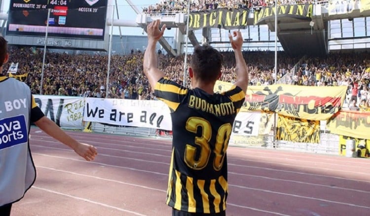 Super League: Η ΑΕΚ νίκησε και τίμησε τις προσφυγικές της ρίζες
