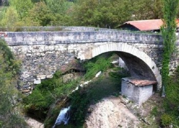 Πέτρινο γεφύρι ηλικίας 6 αιώνων κατέρρευσε στην Τουρκία (φωτο)