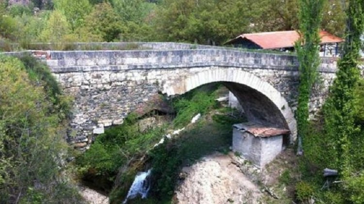 Πέτρινο γεφύρι ηλικίας 6 αιώνων κατέρρευσε στην Τουρκία (φωτο)