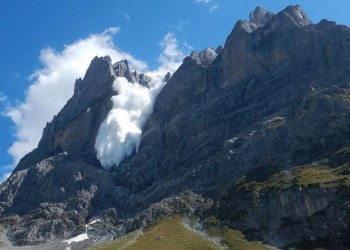 Πεζοπόροι κατέγραψαν με κάμερα τεράστια χιονοστιβάδα στις Ελβετικές Άλπεις (βίντεο-φωτο)