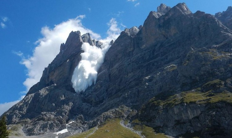 Πεζοπόροι κατέγραψαν με κάμερα τεράστια χιονοστιβάδα στις Ελβετικές Άλπεις (βίντεο-φωτο)
