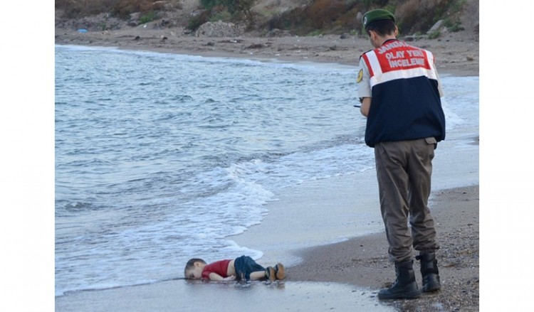 Τι λέει ο Σύρος πατέρας του μωρού που απεικονίστηκε νεκρό στη συγκλονιστική φωτογραφία