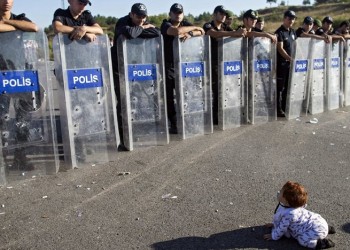 Μωράκι από τη Συρία στέκεται μπροστά στις ασπίδες των Τούρκων αστυνομικών