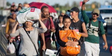 Καραβάνι προσφύγων στην Ευρώπη: Κάνουν με τα πόδια 516 χλμ. ως τη Γερμανία (βίντεο)