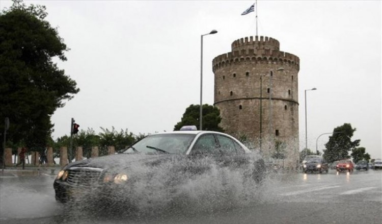 Νεροποντή στη Θεσσαλονίκη δημιούργησε προβλήματα
