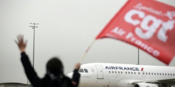 Βίαια επεισόδια με την ανακοίνωση μαζικών απολύσεων στην Air France (βίντεο)