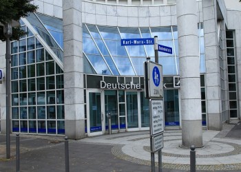 Κάτω από τα 10 ευρώ κατρακύλησε η μετοχή της Deutsche Bank