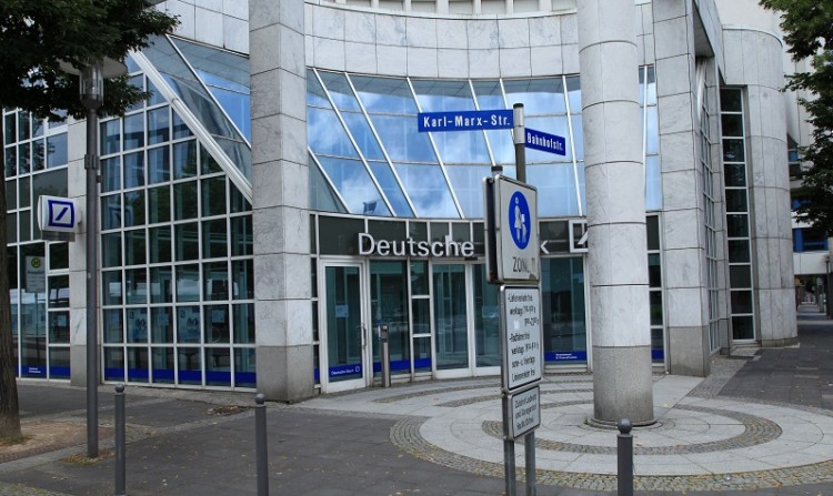 Κάτω από τα 10 ευρώ κατρακύλησε η μετοχή της Deutsche Bank